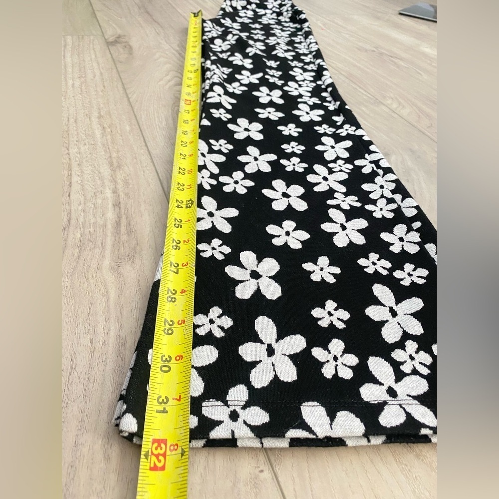 Urban Outfitters Bryn Pull-On Flare Pant Floral Black and White size S/P - Picture 10 of 11
